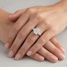 18ct Yellow Gold 2.90ct Lab Emerald Pear Cut 3 Stone Ring