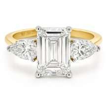18ct Yellow Gold 2.90ct Lab Emerald Pear Cut 3 Stone Ring